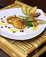 Bánh Khoui Mì = Maniokkuchen mit selbst gemachter Kokusnusscreme (Foto: Marikka-Laila Maisel)